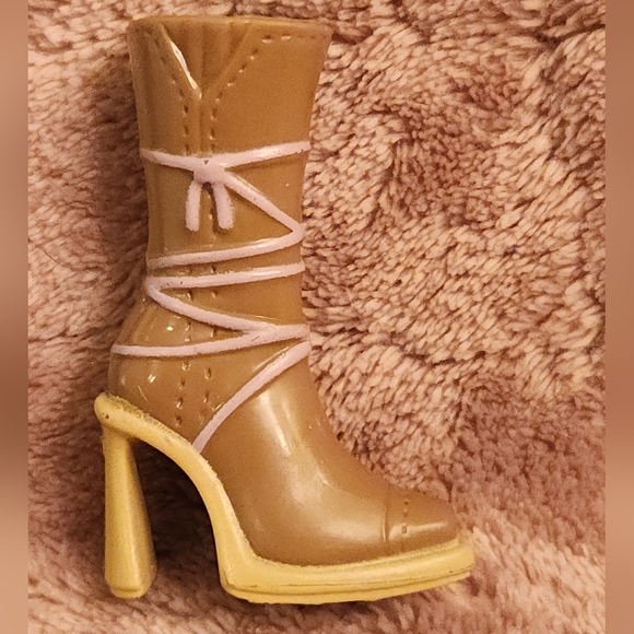 Barbie 2004 My Scene Nolee Getting Ready My Room Tan & Purple Boots "Tie-Up" - Picture 6 of 11